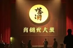 《群山回响》取景地远景，云雾中的盘山公路